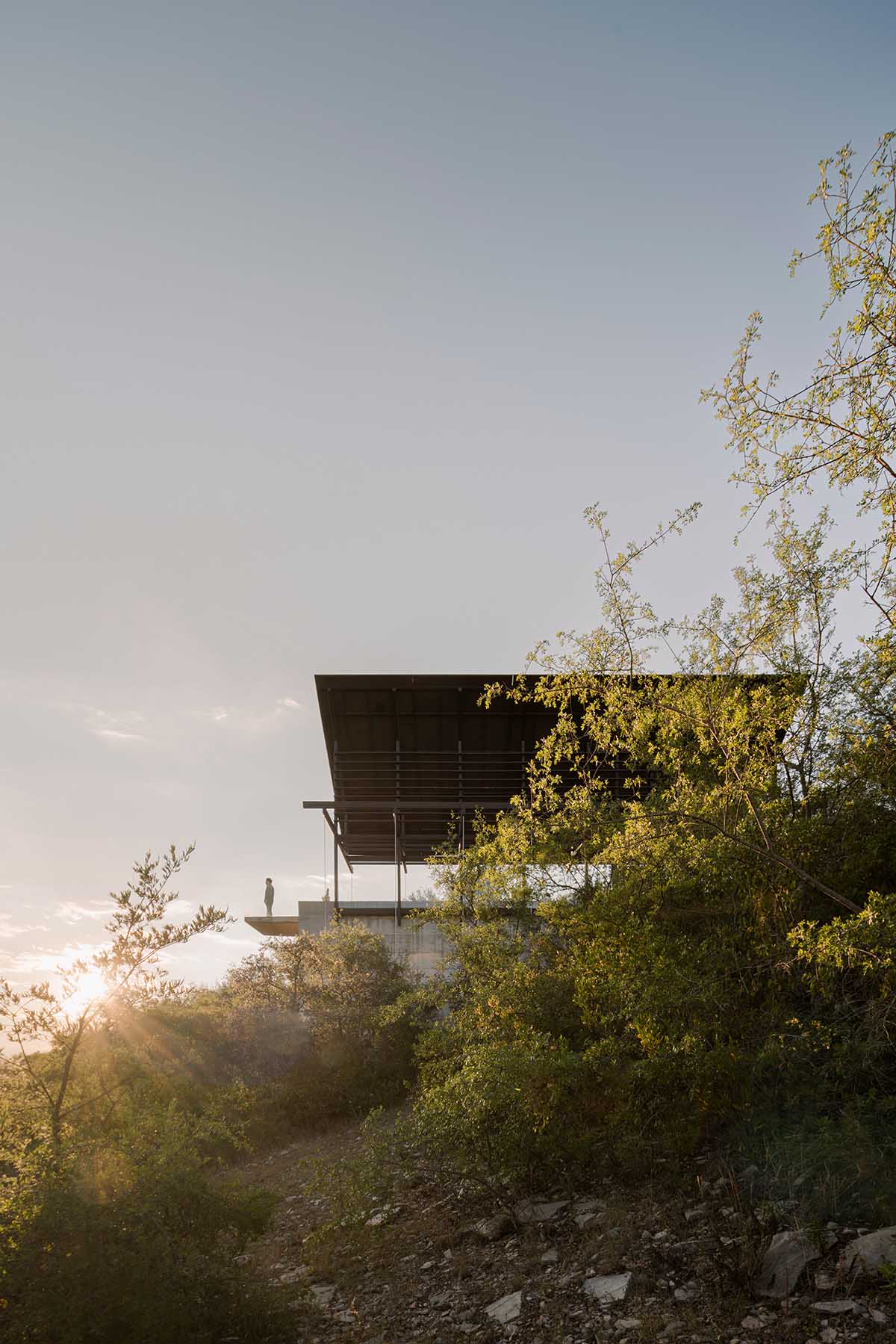 Espina Pavilion embraces structural and visual balance with minimal footprint on Mexican hills 