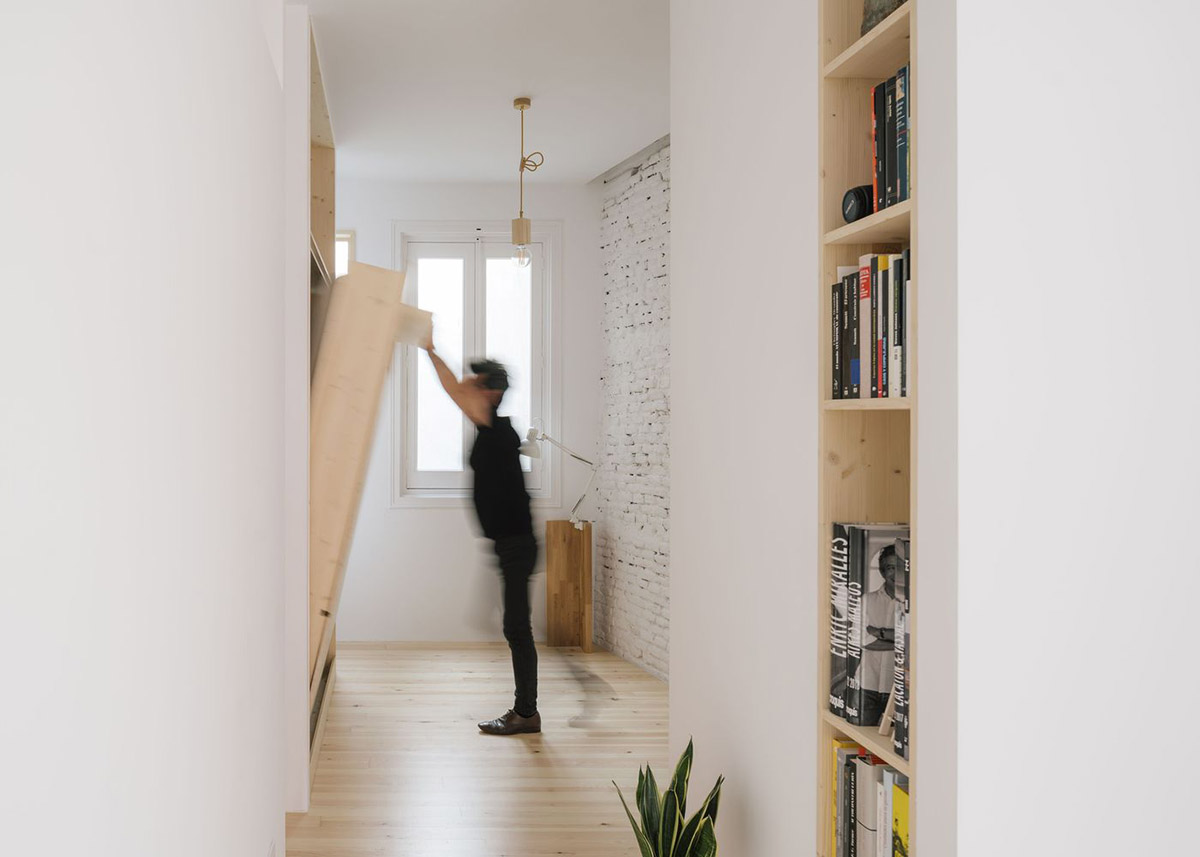 P+S Estudio de Arquitectura renovates Madrid's old apartment with moveable polycarbonate walls 
