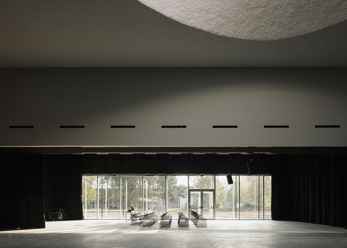 TRANS architectuur I stedenbouw and V+ complete theatre with glazed and matt white stones in Belgium