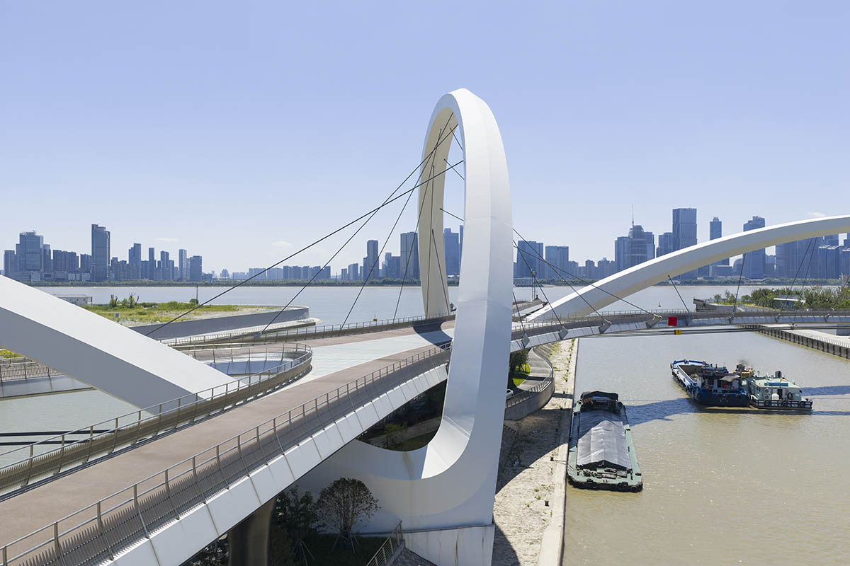 Zaha Hadid Architects reveals the silk-inspired bridge of Hangzhou with a sinuous form