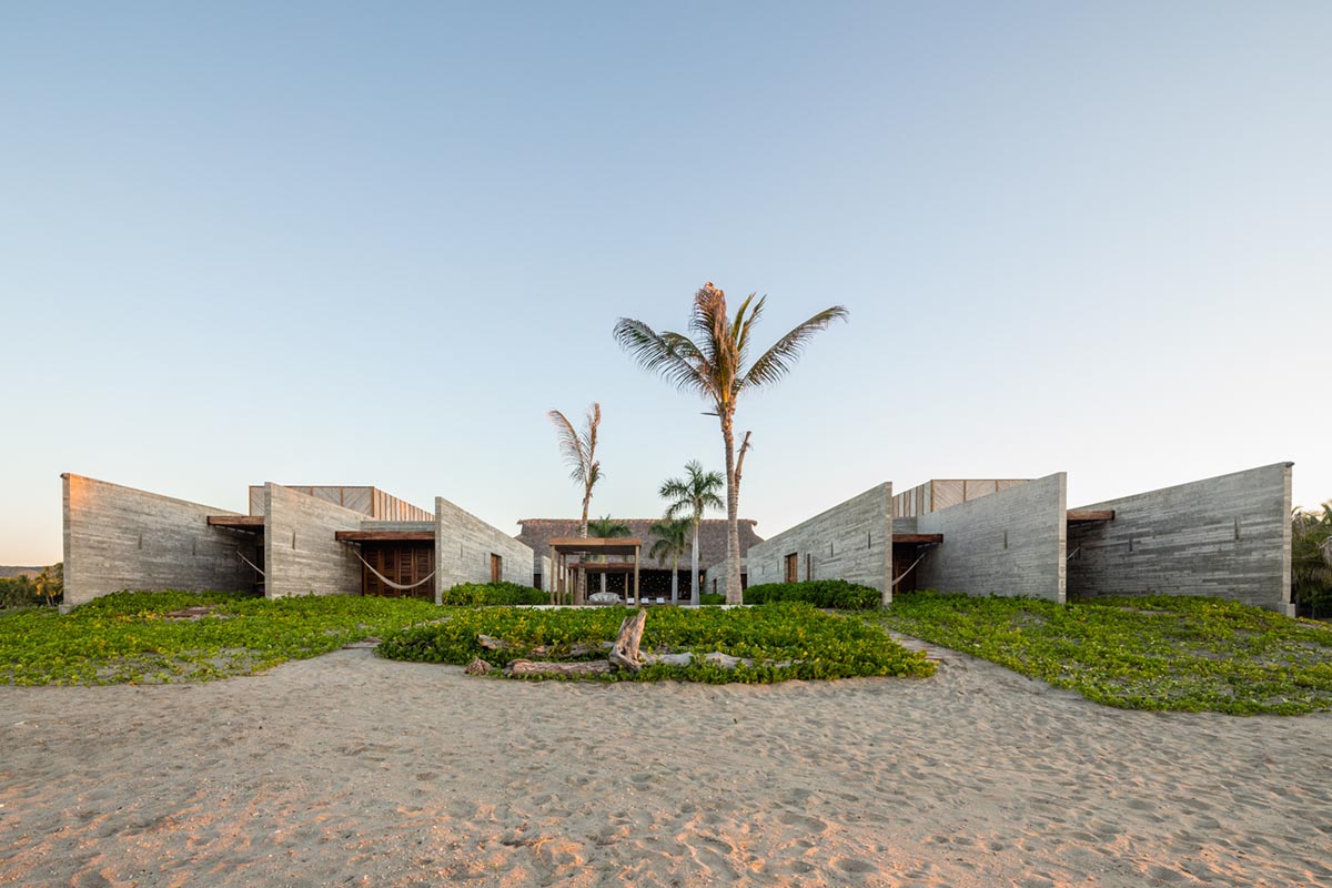A system of parallel concrete walls forms Casa Cova with private passages designed by anonimous