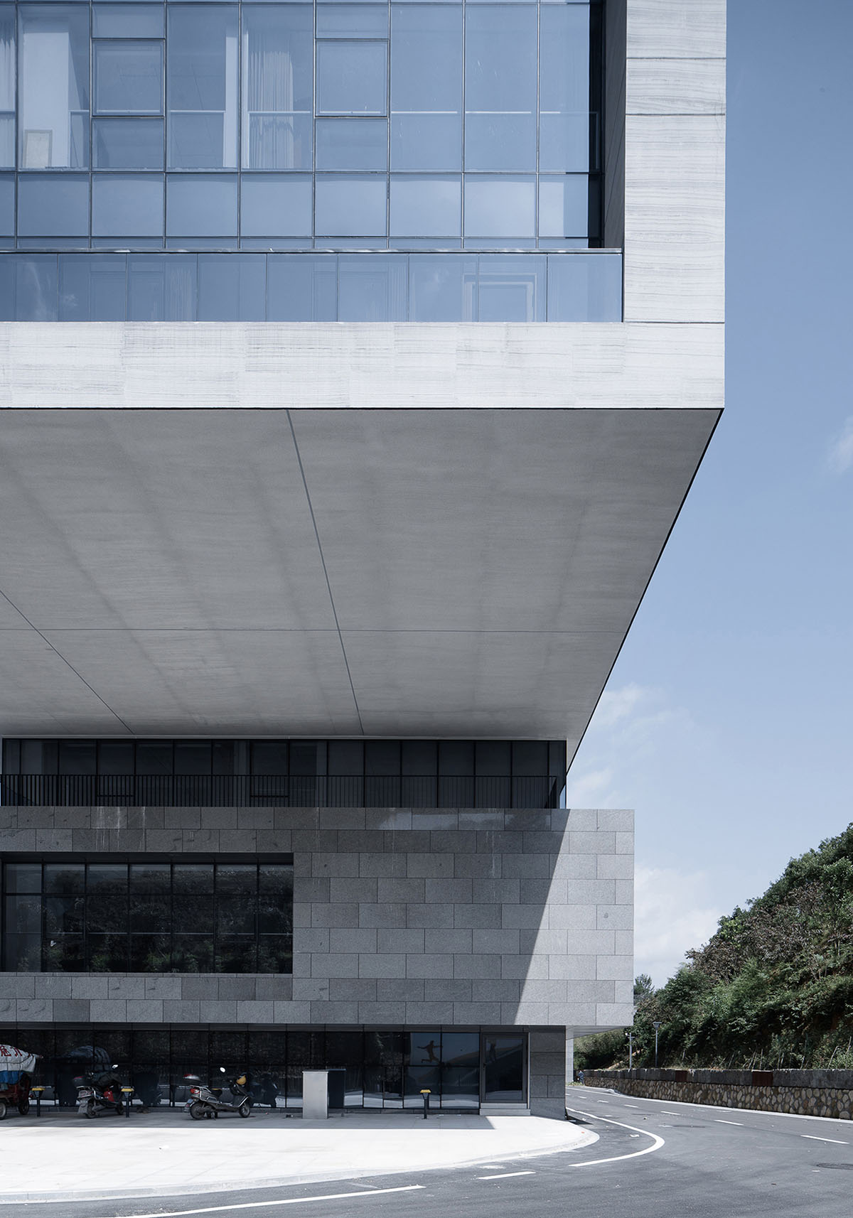 UAD completes office building with shifted platforms in Zhejiang