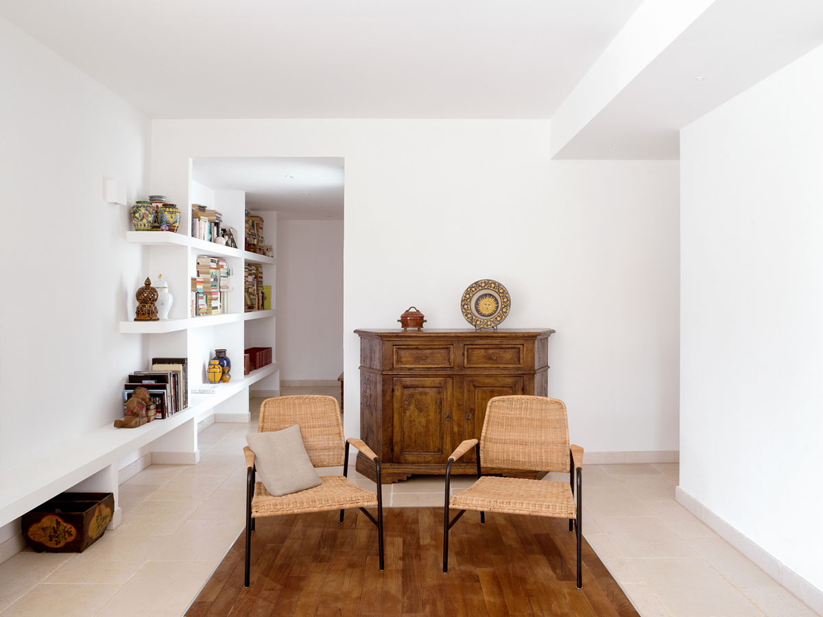 Noname Studio designs townhouse with all-white abstract sculpted volumes among olive trees