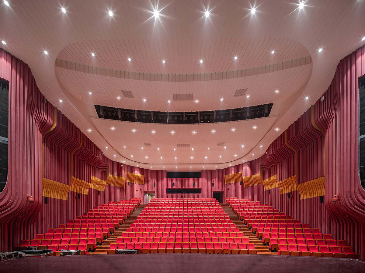 The Architectural Design and Research Institute of HIT completes Zhengzhou Grand Theater in China 