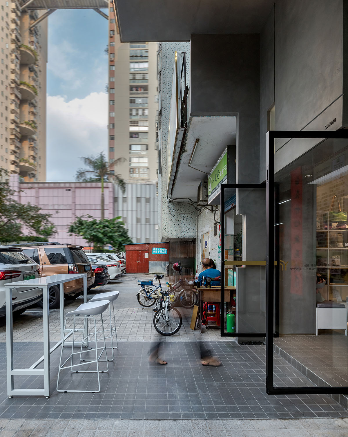 Onexn Architects built small cafe on a narrow plot in Shenzhen, China