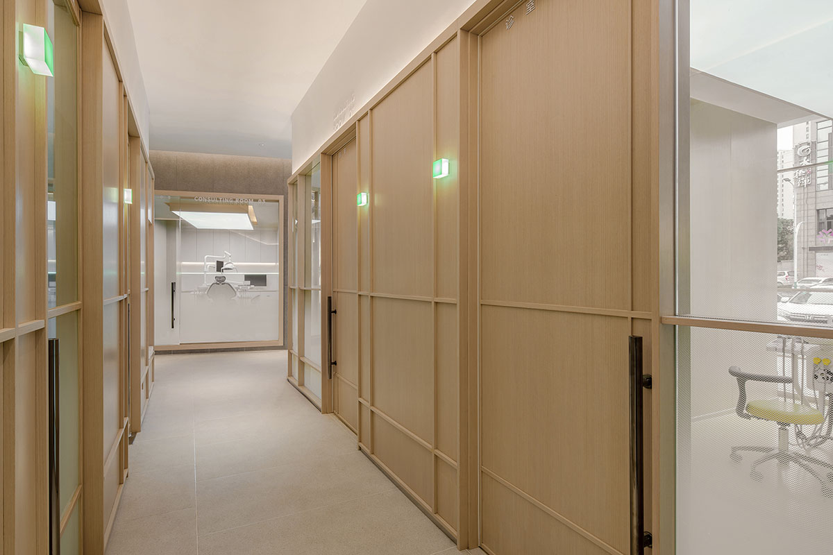 JACKY.W DESIGN completes dental clinic with rounded wooden walls and natural tones in China 