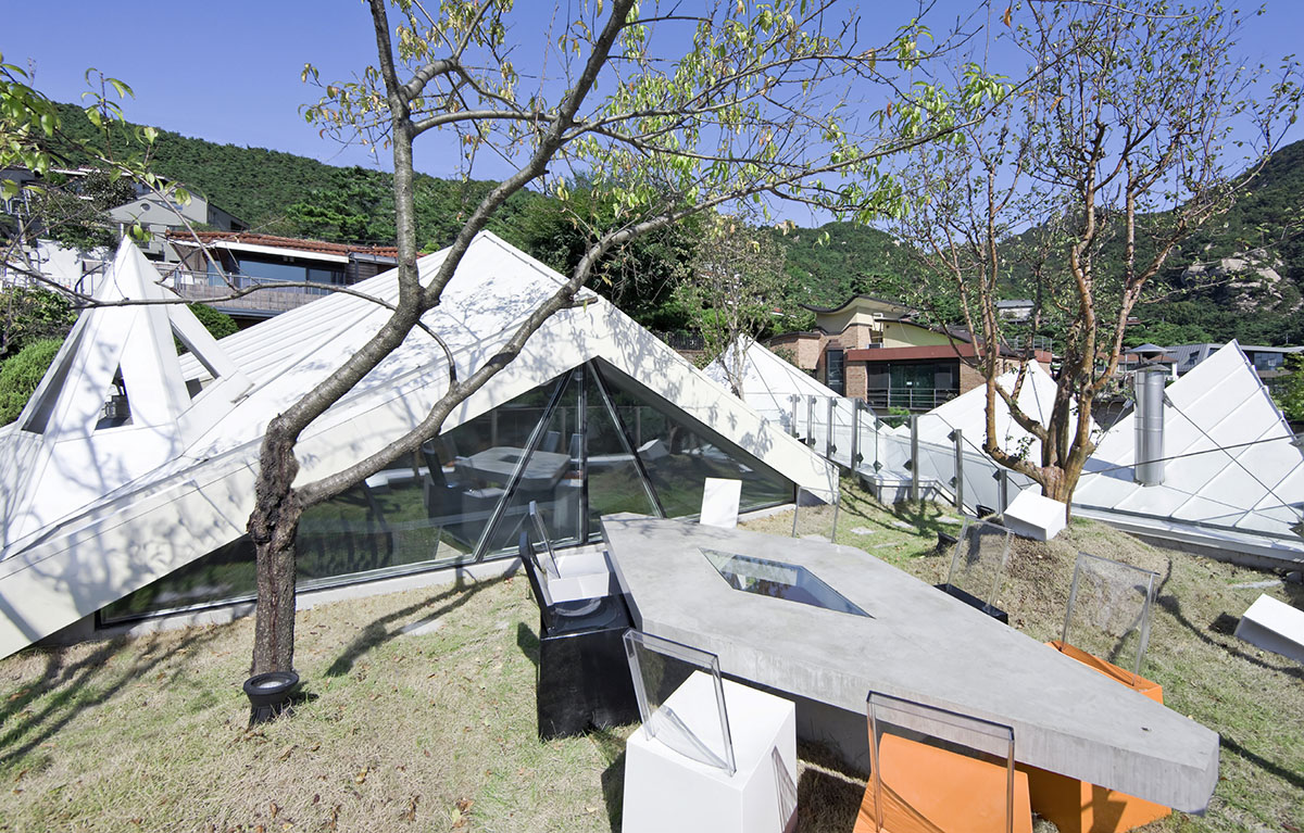 HyoMan Kim sets this polyhedron house on Bukhansan mountaintop to create climbable white petal