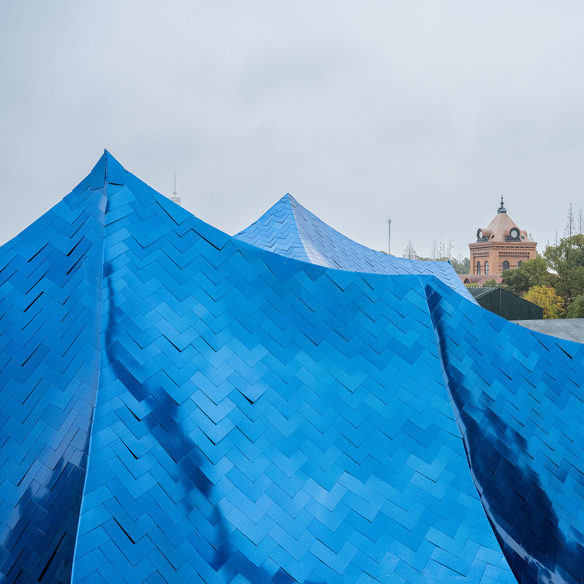 Wutopia Lab converts old roof-covered stockyard and duty room into wave-shaped community hub