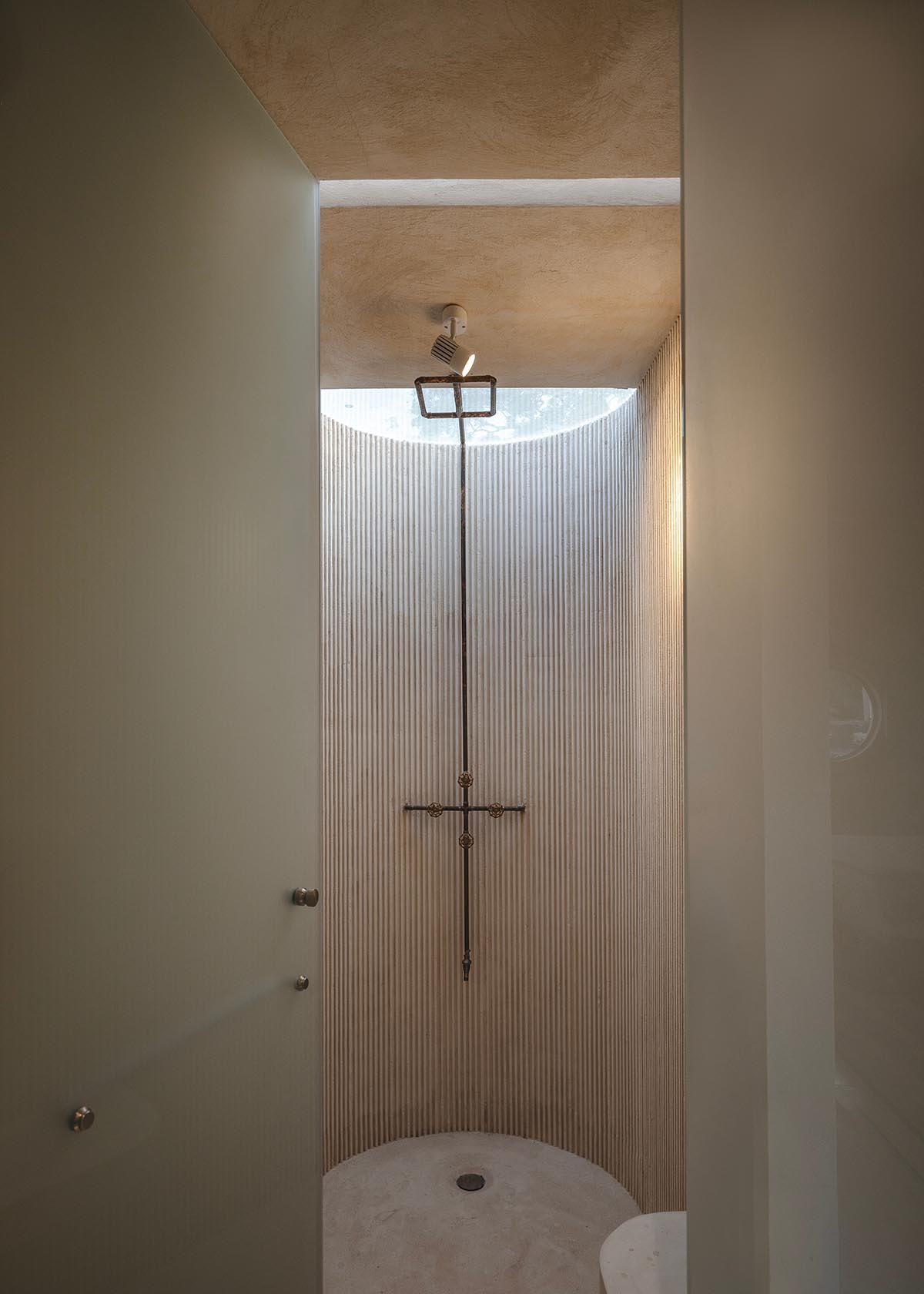 Veinte Diezz Arquitectos converts an abandoned home into a serene indoor-outdoor dwelling