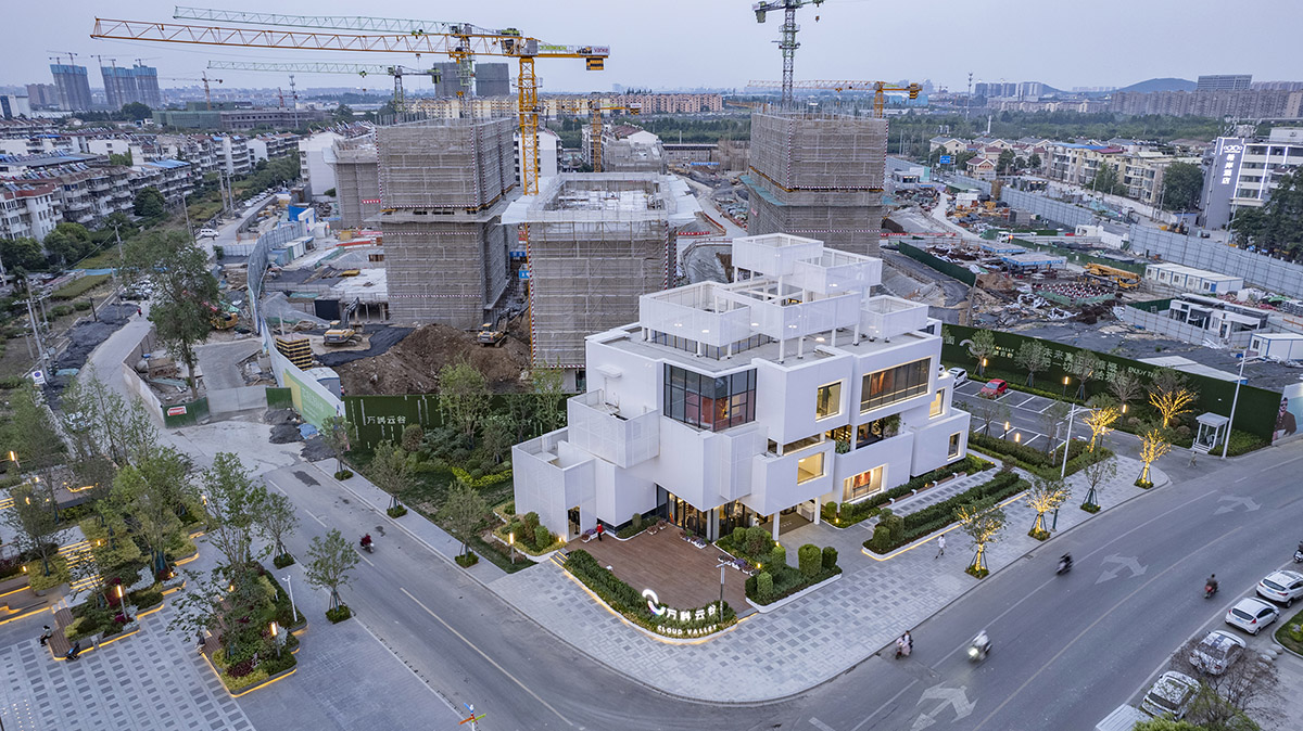 Wutopia Lab completes a Living Theatre Mount with white stacked volumes in China