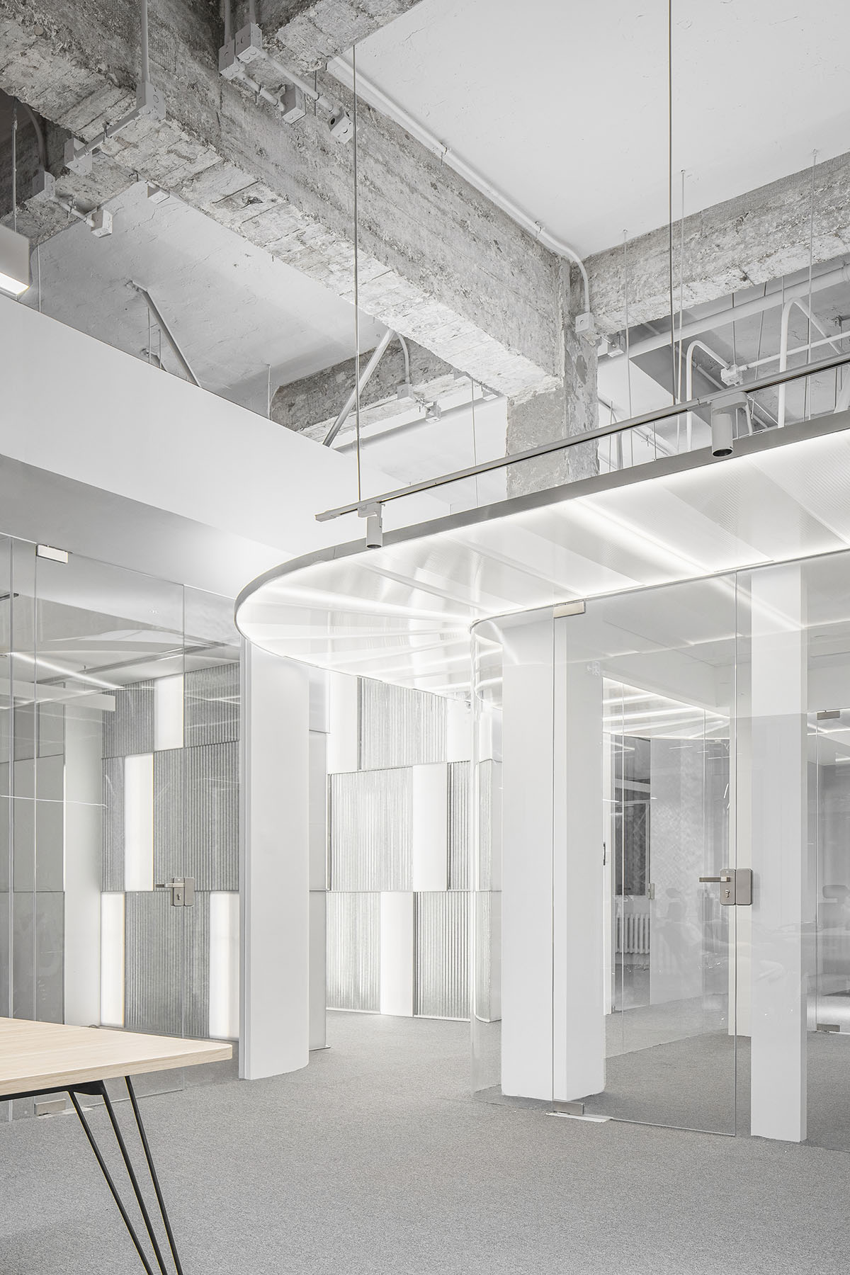 AtelierTree wraps Cyber White Garden Office with white-washed and sharp-cut elements in Beijing