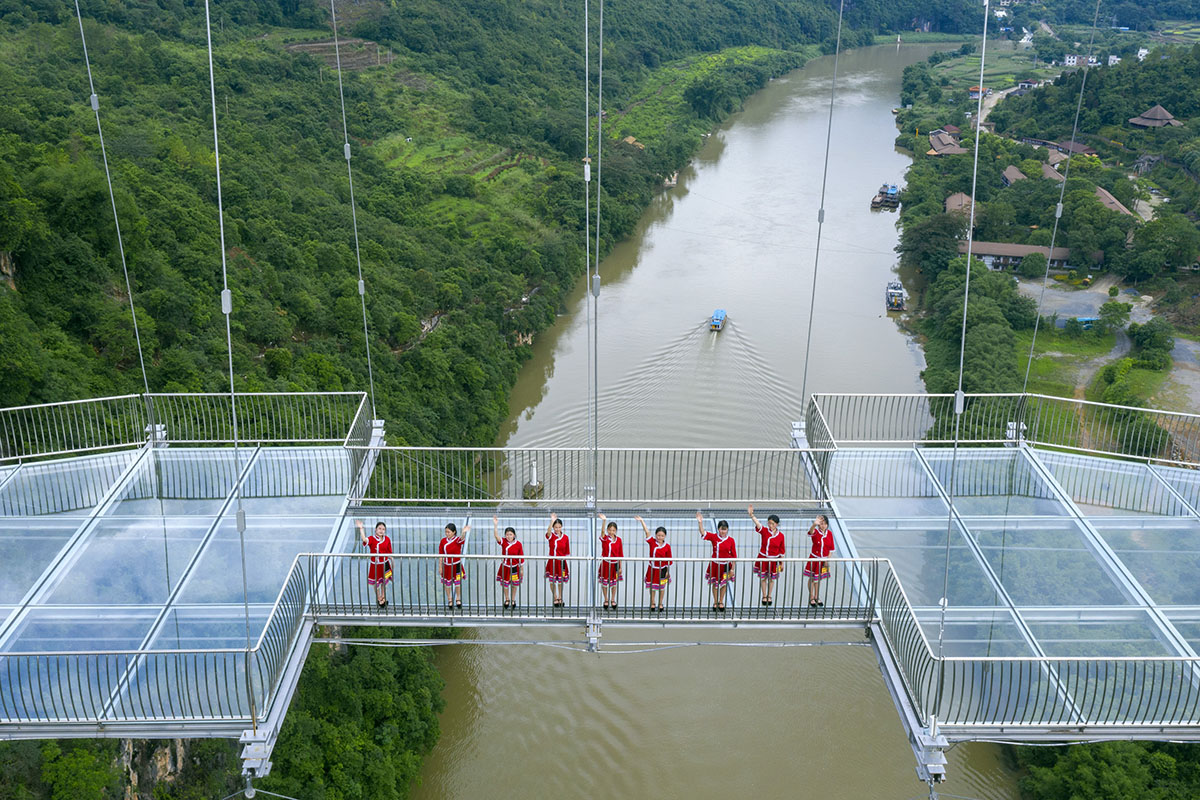 UAD completes world's longest suspension glass bridge in China