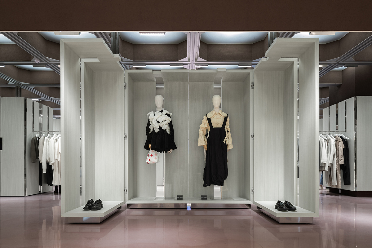 Interiors of boutique feature changeable structural systems generating different catwalk routes