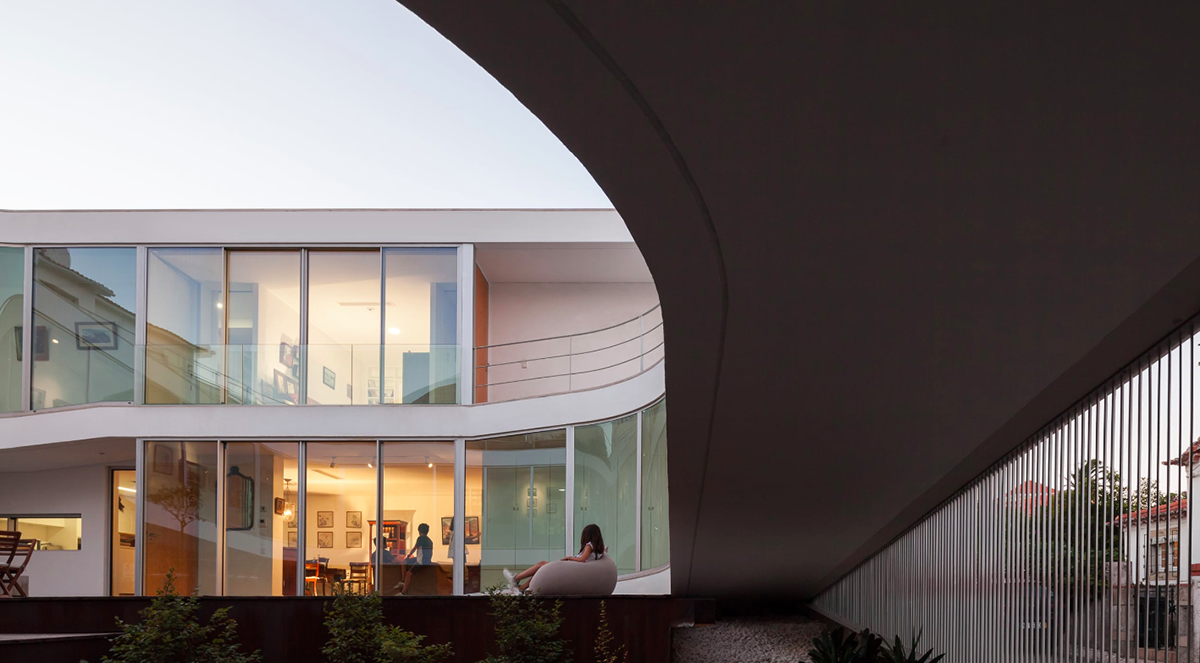 Antonio Costa Lima designs continuous inner gallery in Portugese house to overcome windowless fa&ccedil;ade