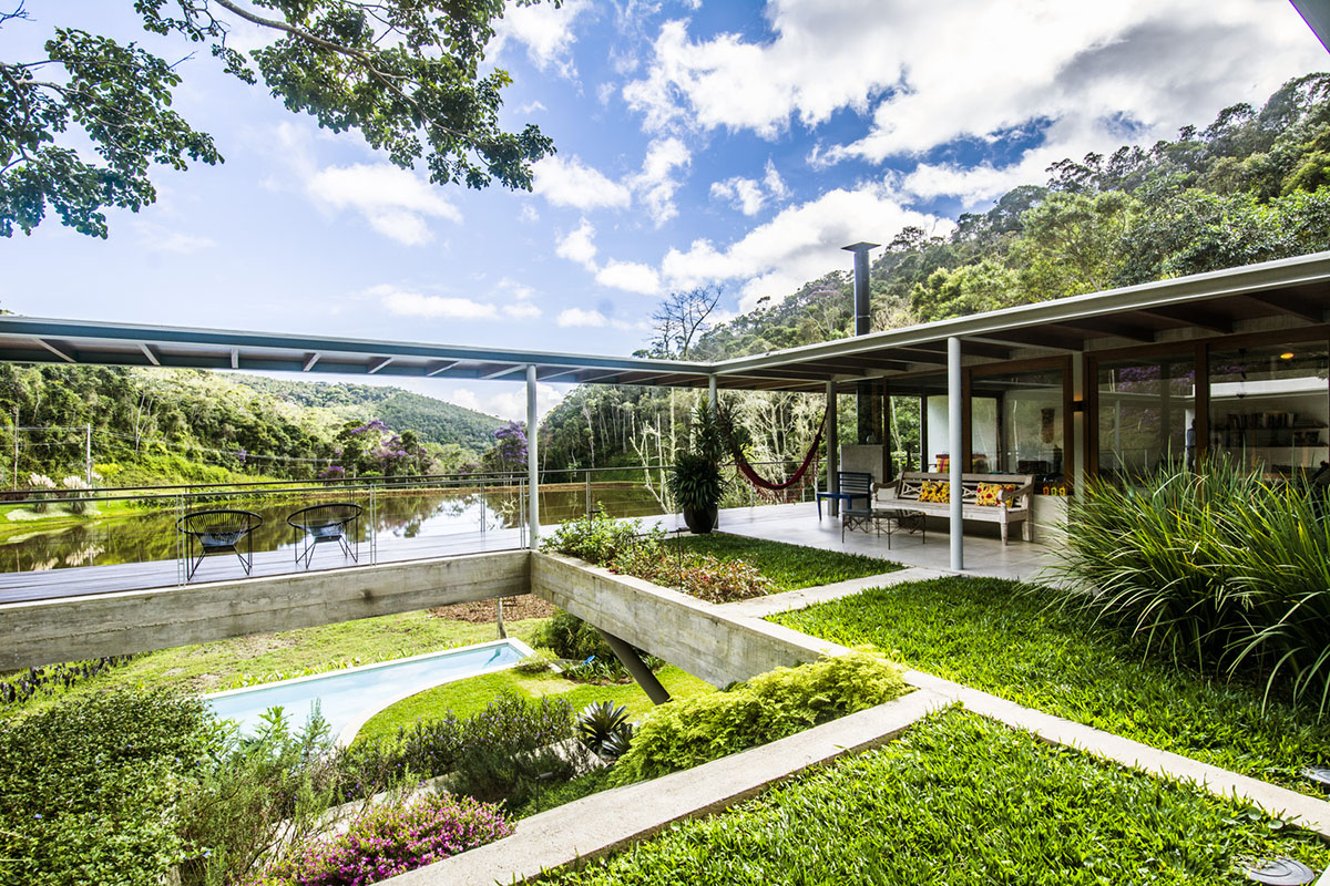 Only eight points support this linear spaceship-looking volume in the hills of Rio de Janeiro