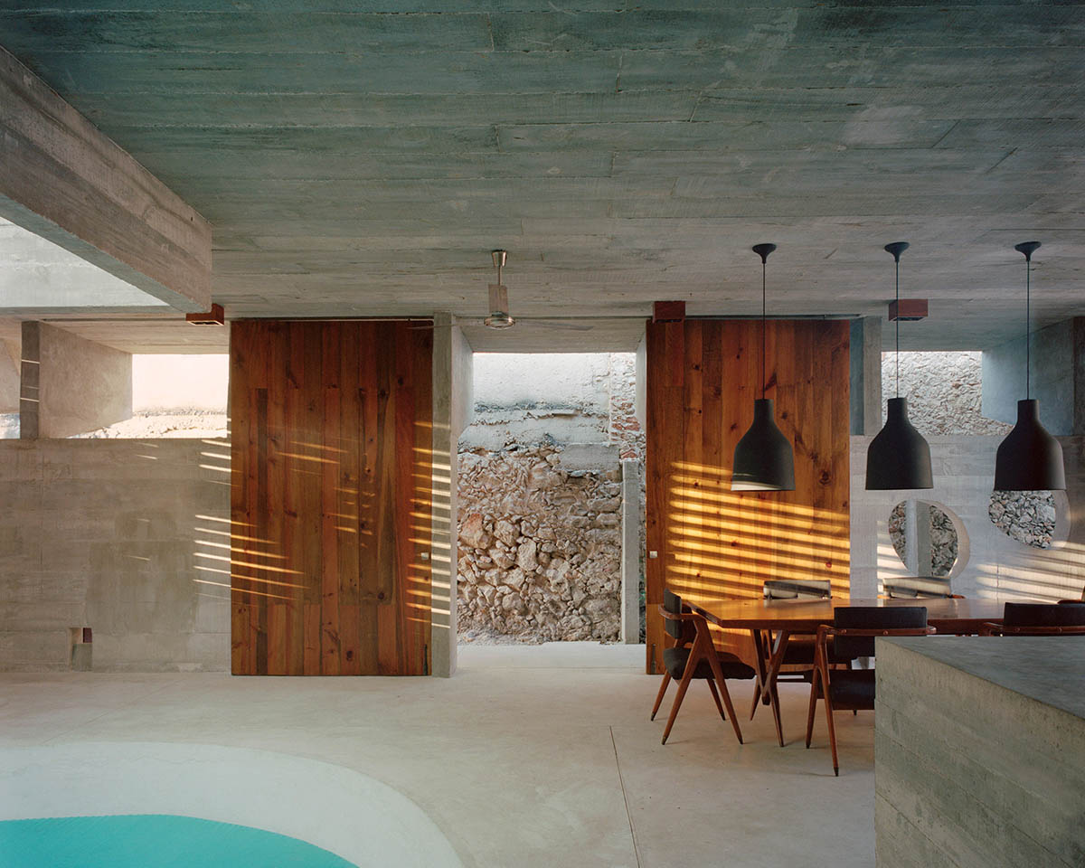 Ludwig Godefroy Architecture designs tropicalized Casa Mérida that references to Mayan antic culture