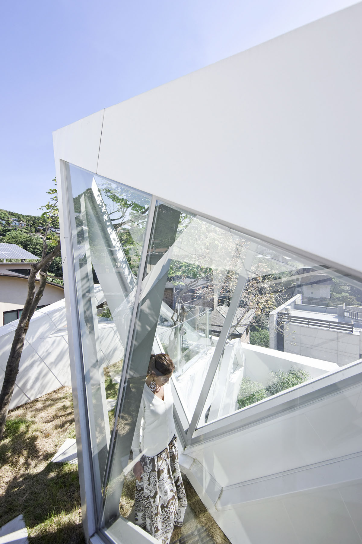 HyoMan Kim sets this polyhedron house on Bukhansan mountaintop to create climbable white petal