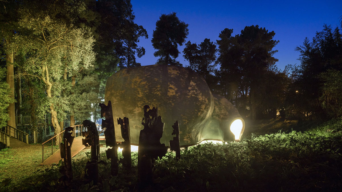 Super small cave-like art gallery by FCC Arquitectura built on lush green in Portugal