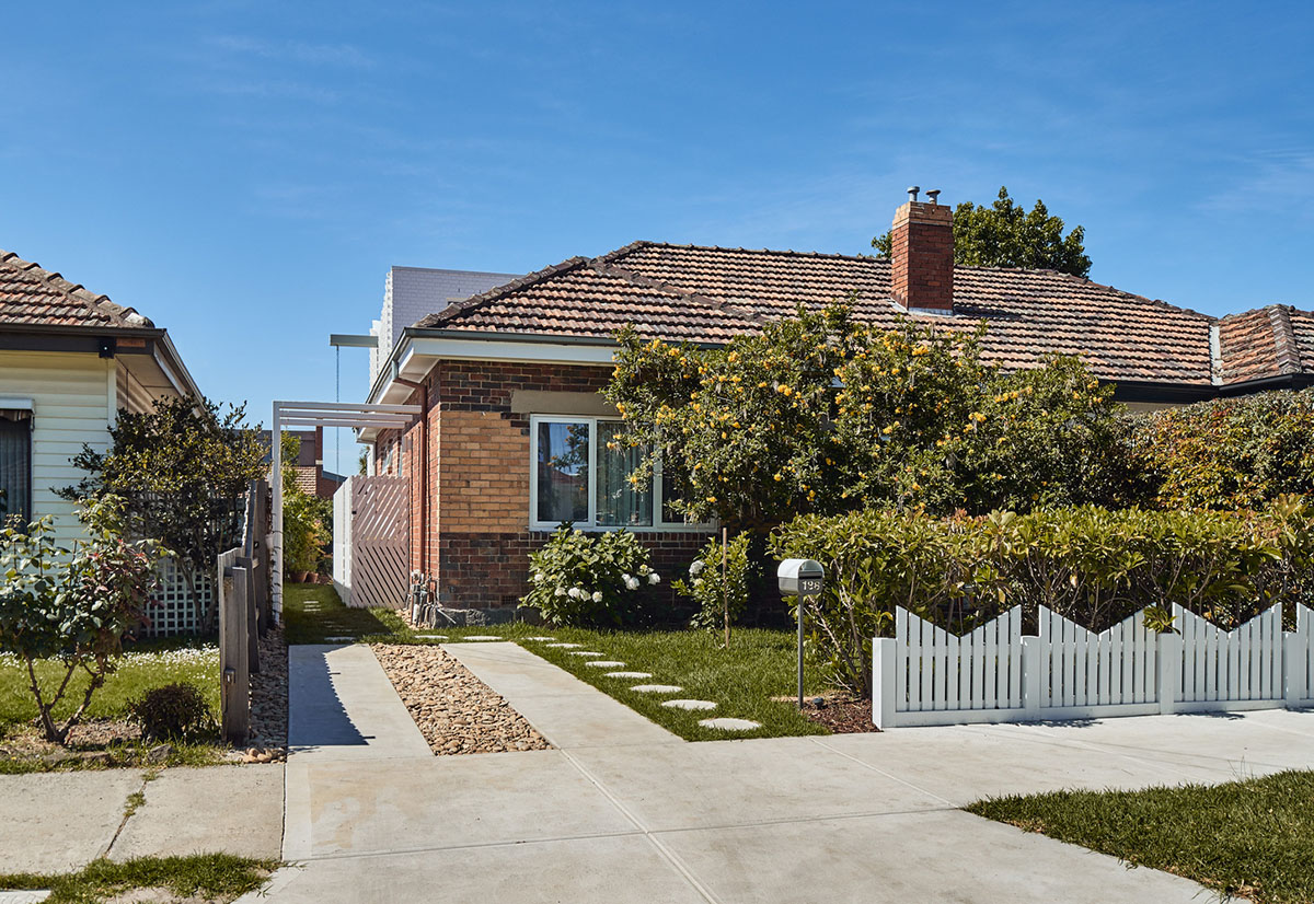 Atelier Red+Black built white Cascade House that features different patterns of brick in Melbourne