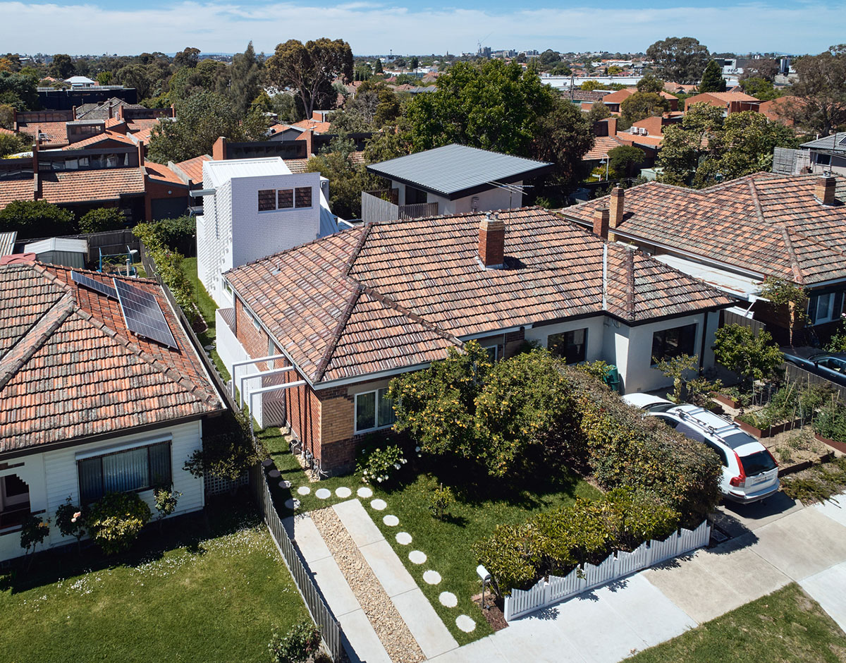 Atelier Red+Black built white Cascade House that features different patterns of brick in Melbourne