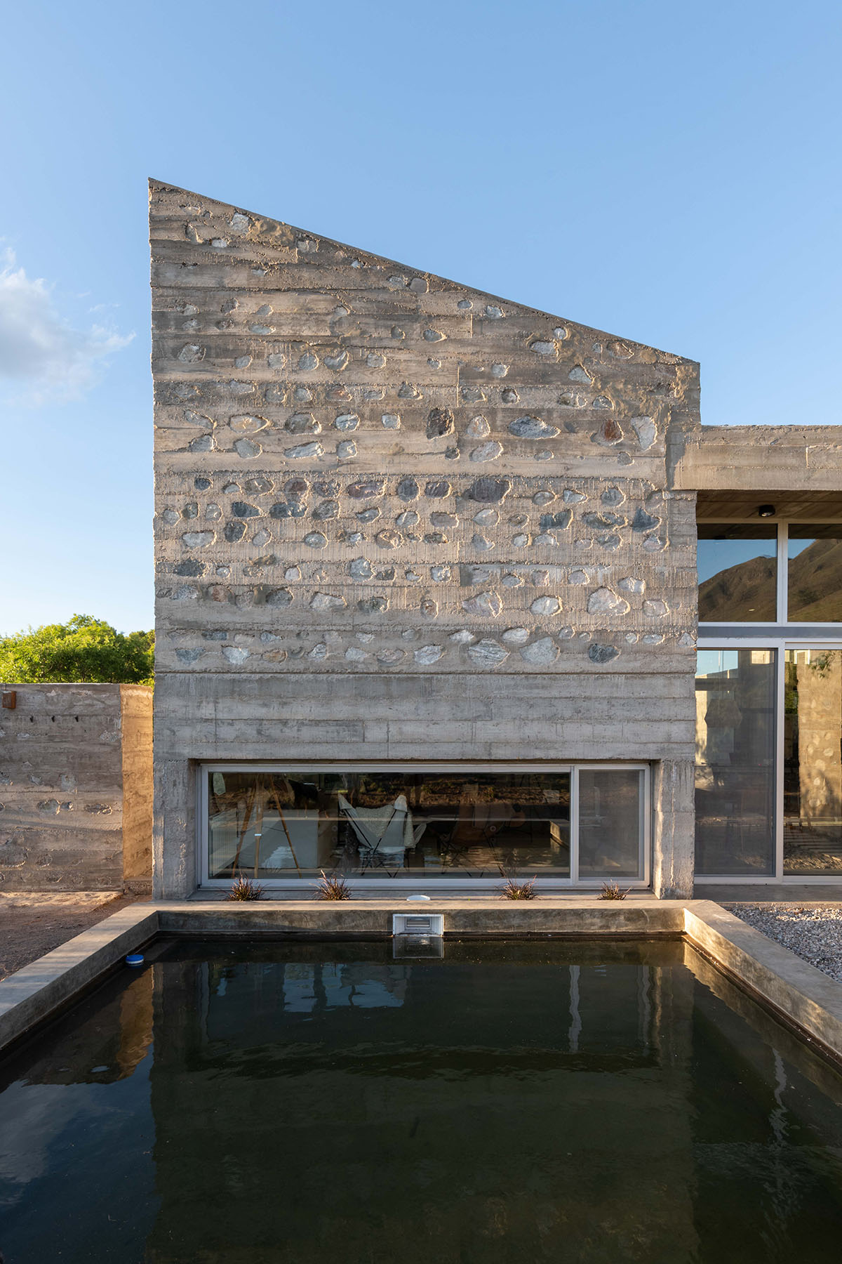 Nanzer + Vitas completes DP House mixed with concrete and stone in Córdoba