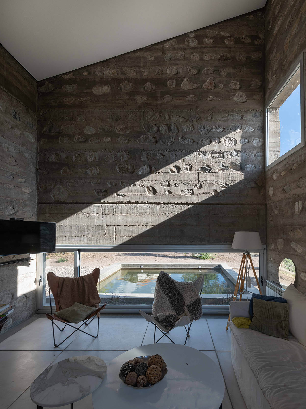 Nanzer + Vitas completes DP House mixed with concrete and stone in Córdoba