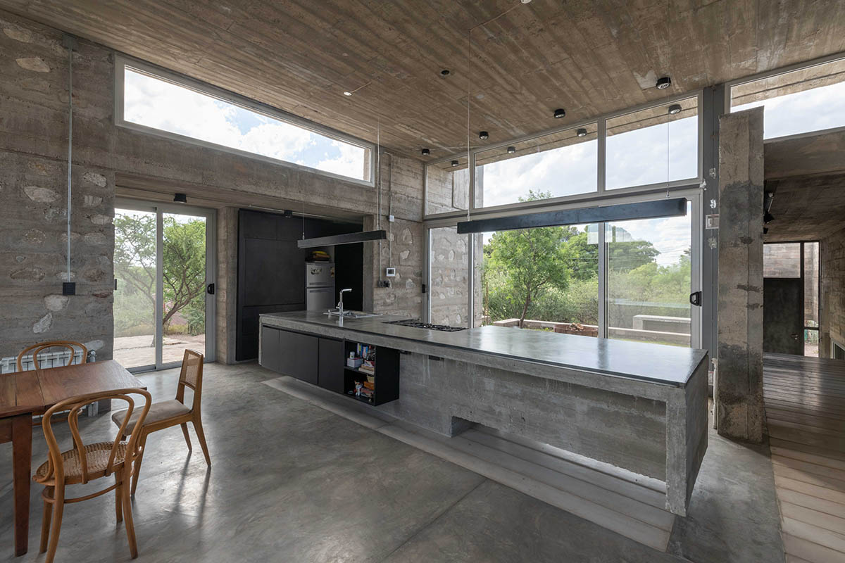 Nanzer + Vitas completes DP House mixed with concrete and stone in Córdoba
