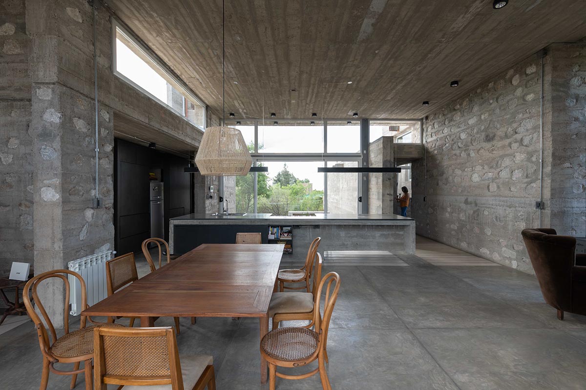 Nanzer + Vitas completes DP House mixed with concrete and stone in Córdoba