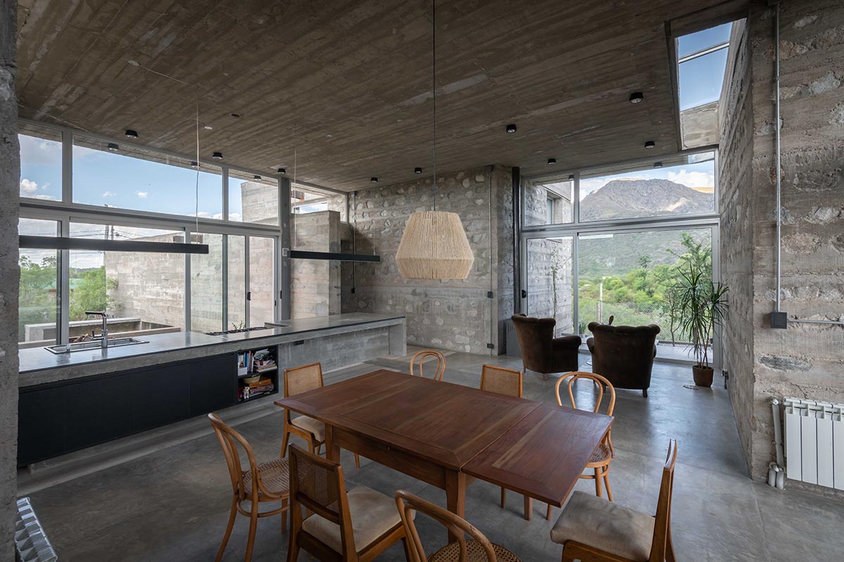 Nanzer + Vitas completes DP House mixed with concrete and stone in Córdoba