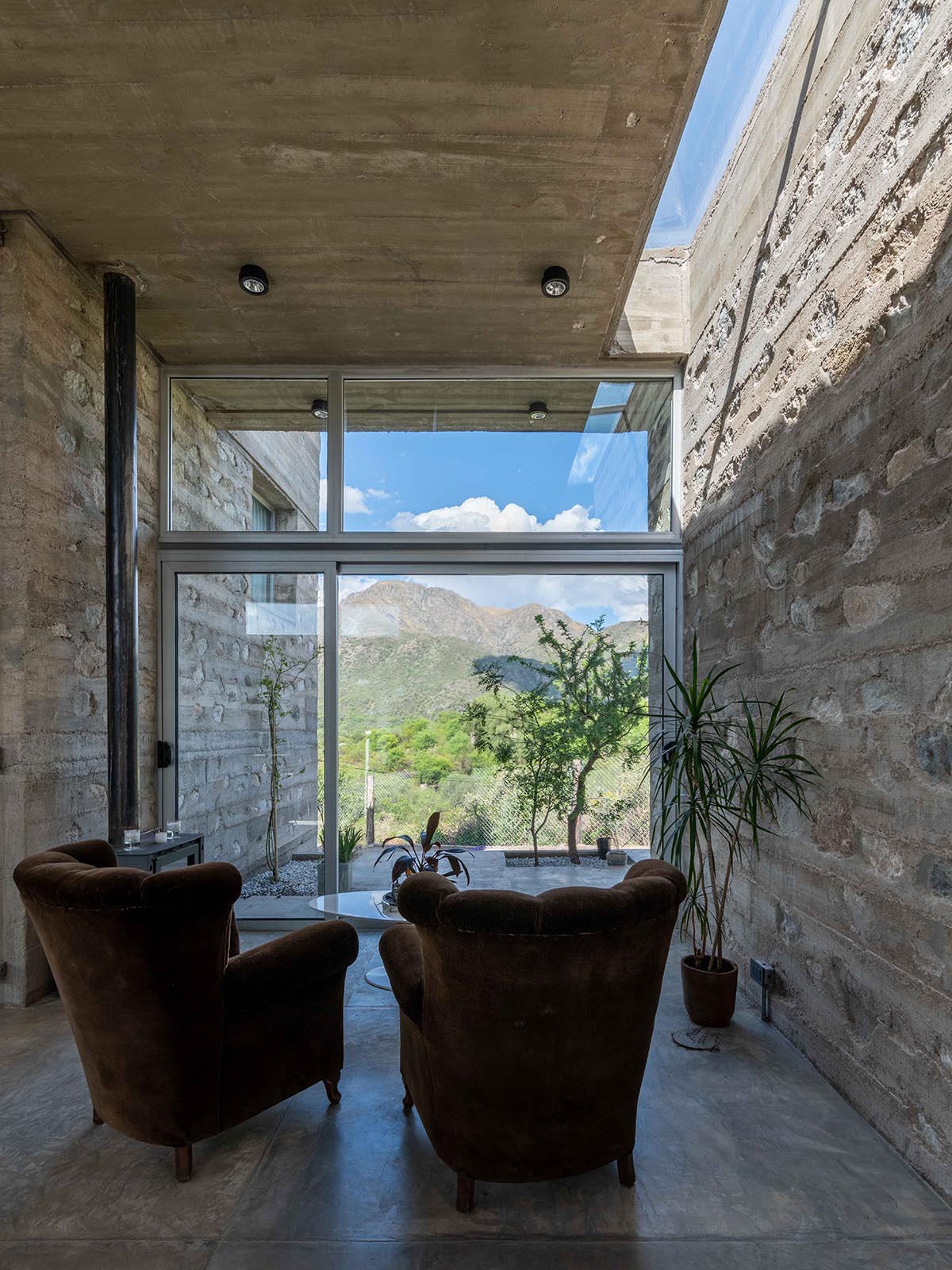 Nanzer + Vitas completes DP House mixed with concrete and stone in Córdoba