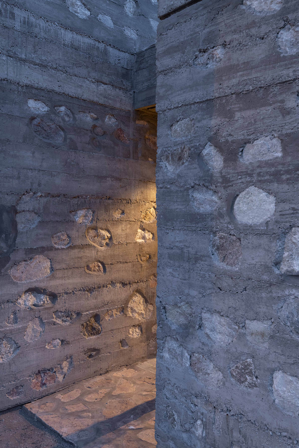 Nanzer + Vitas completes DP House mixed with concrete and stone in Córdoba