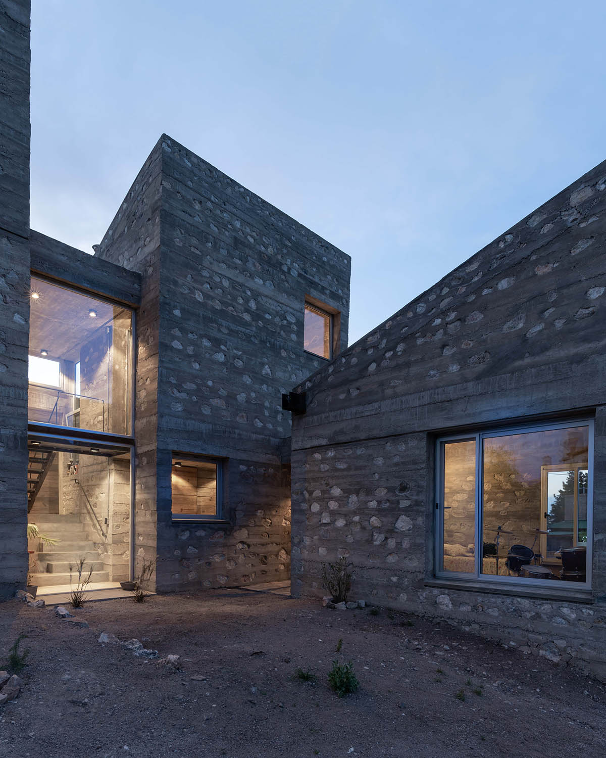 Nanzer + Vitas completes DP House mixed with concrete and stone in Córdoba