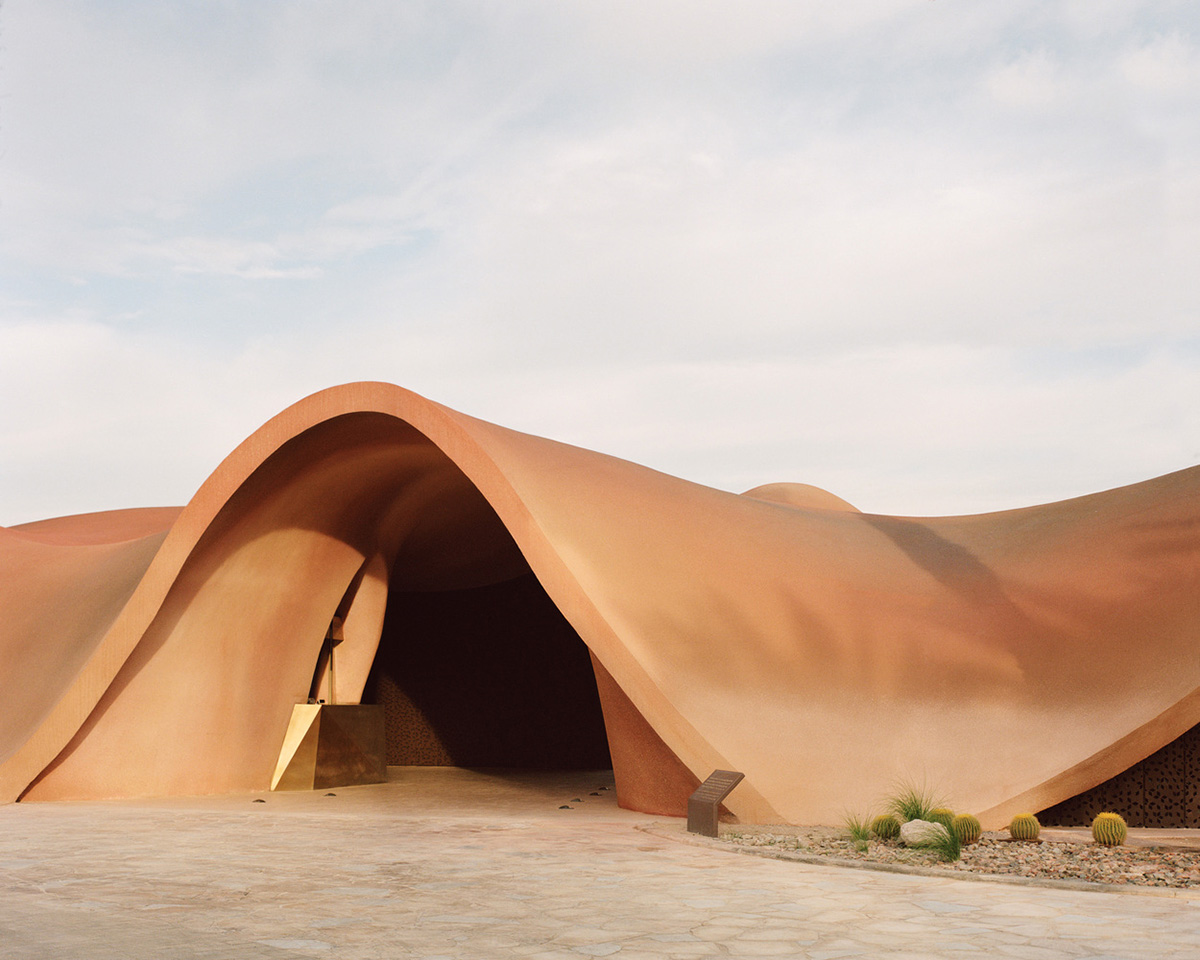 Smooth curves of a golf clubhouse by Oppenheim Architecture are derived from the natural desertscape