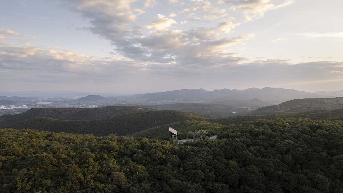 Espina Pavilion embraces structural and visual balance with minimal footprint on Mexican hills 