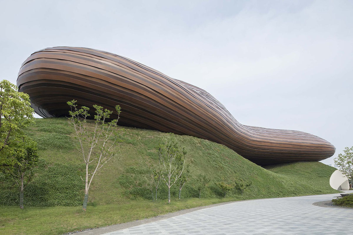 CROX's super smooth Liyang Museum sits on undulating hills as part of the nature in Changzhou