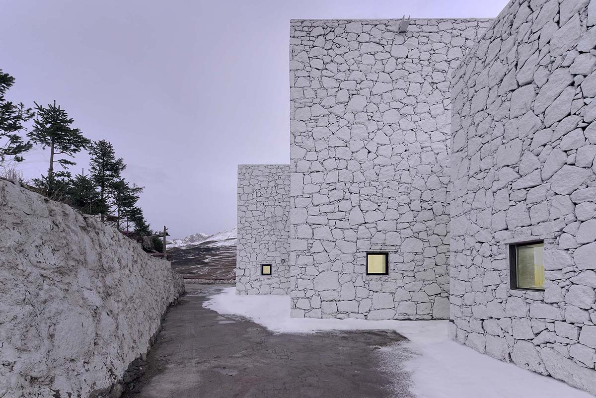 Jí Architects extends Tsenpo Museum with floating glass box overlooking snow mountains in China