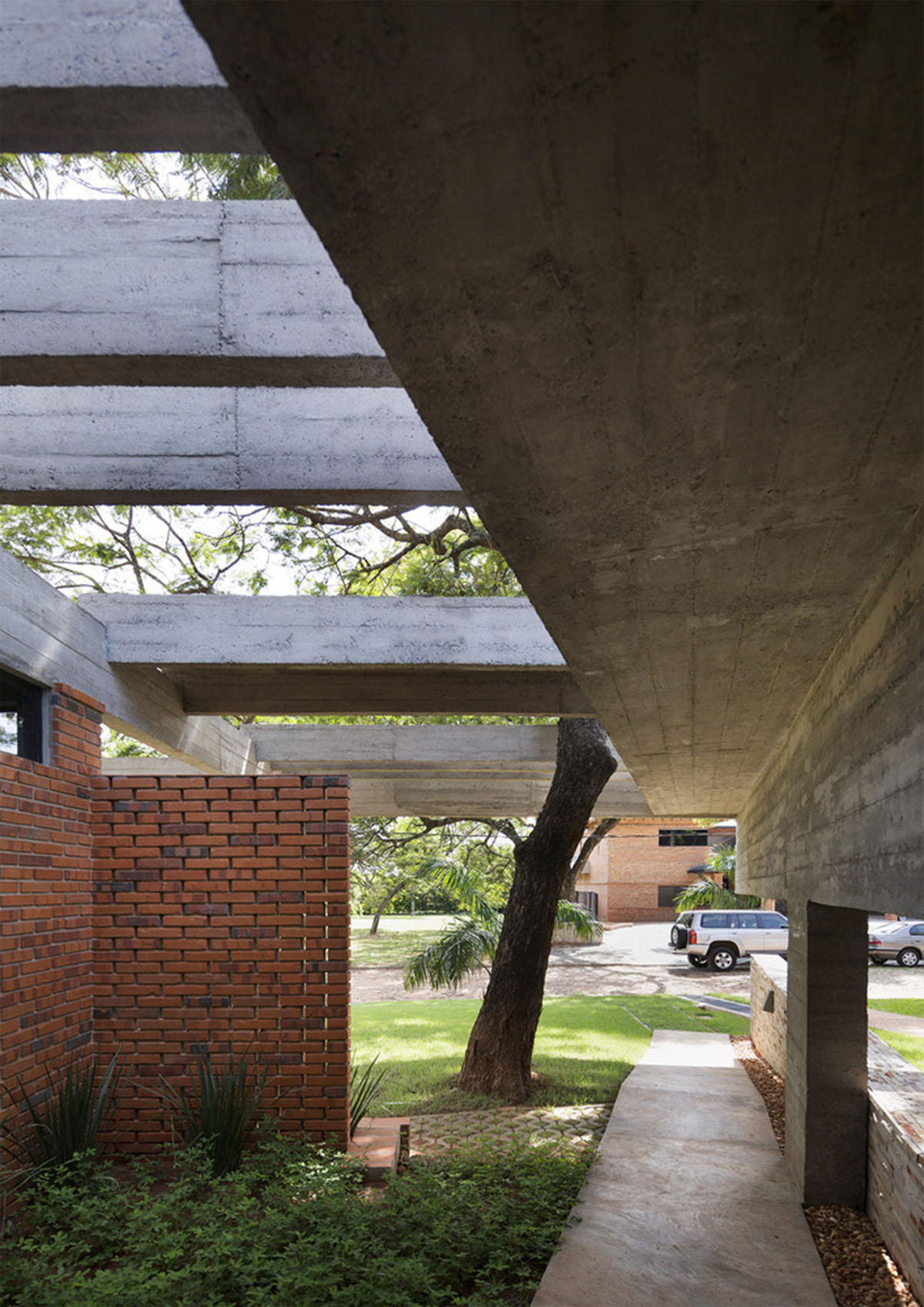 Concrete roof slabs and surfaces freely fly over this brick house in Paraguay by Culata Jovái Group