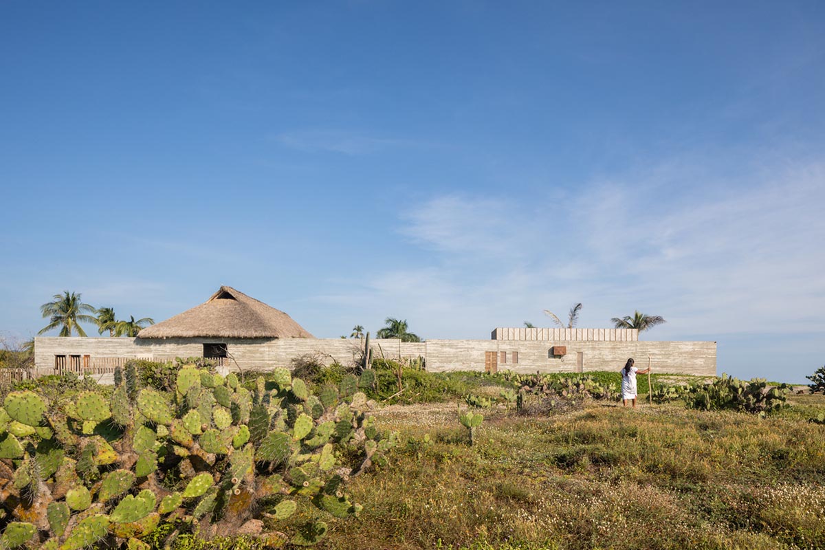 A system of parallel concrete walls forms Casa Cova with private passages designed by anonimous