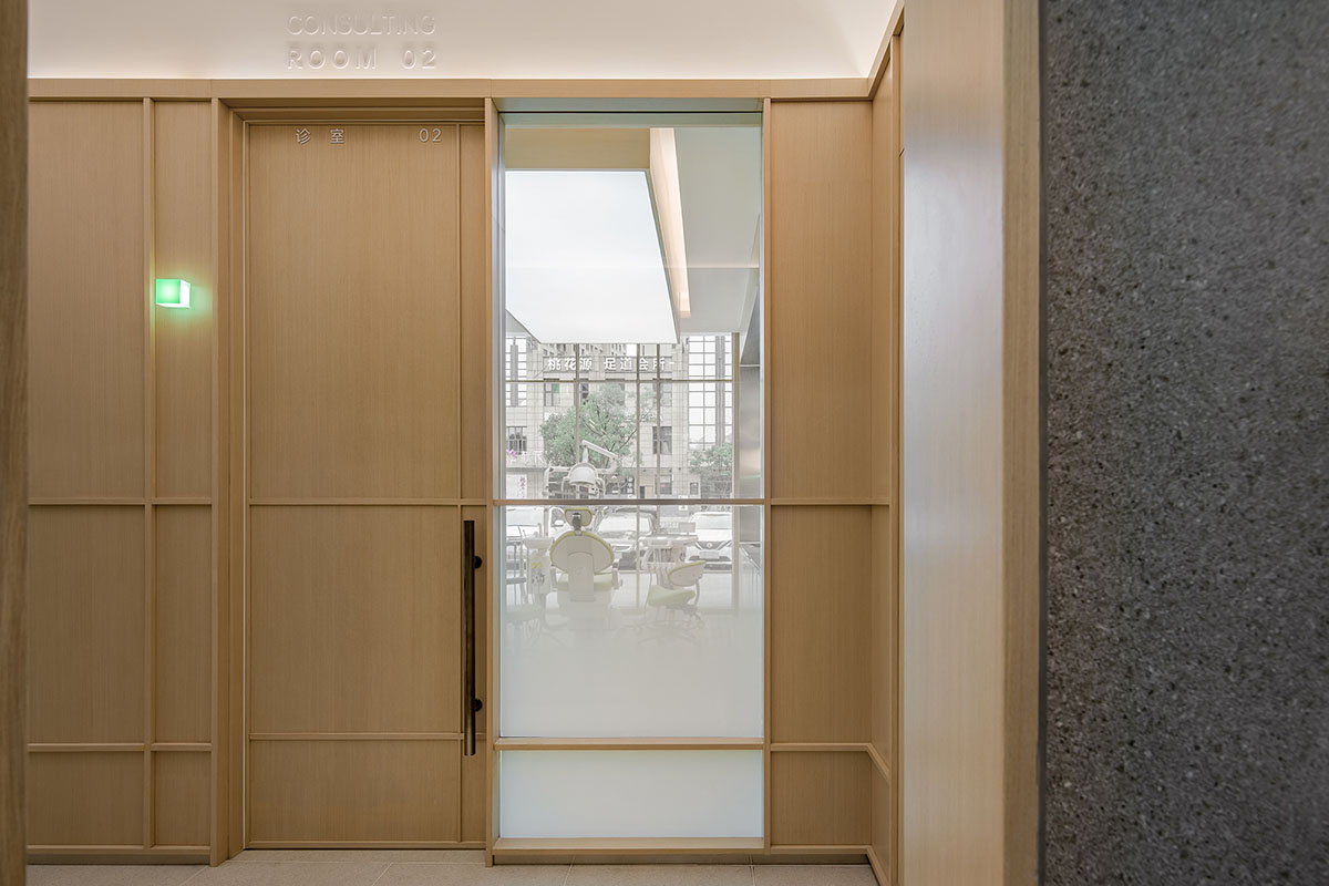 JACKY.W DESIGN completes dental clinic with rounded wooden walls and natural tones in China 