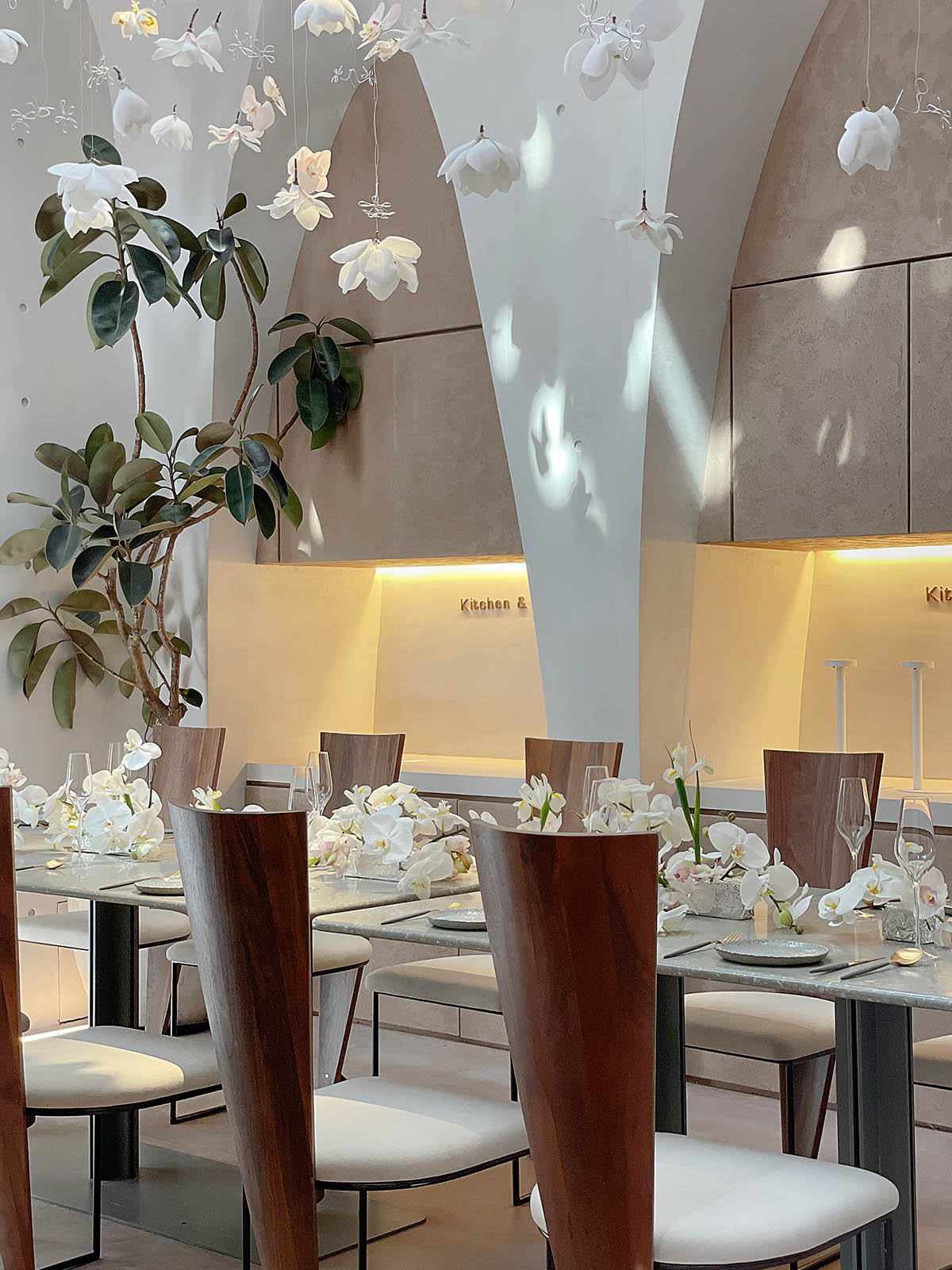 Liang Architecture Studio reflects natural forms and beauty of flowers in Tomacado restaurant