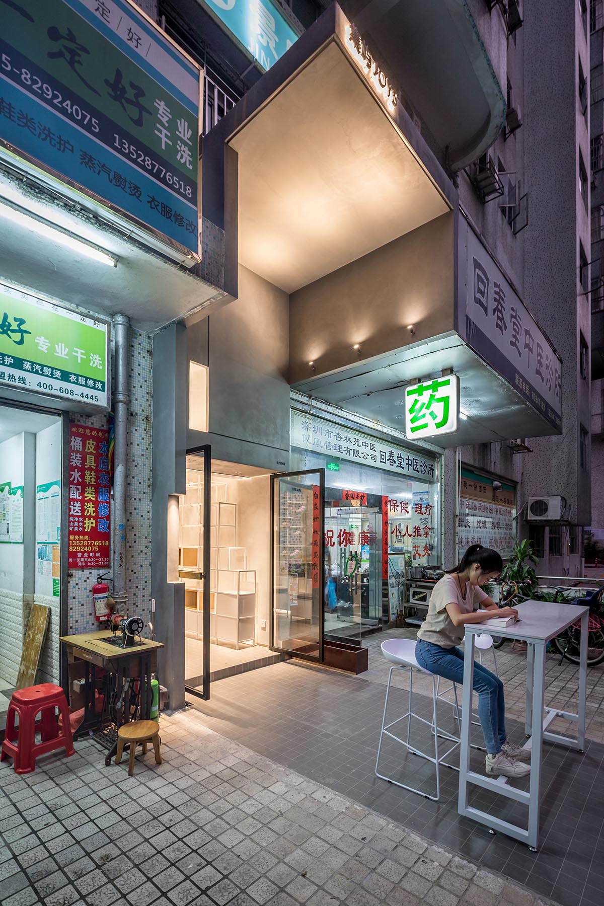 Onexn Architects built small cafe on a narrow plot in Shenzhen, China