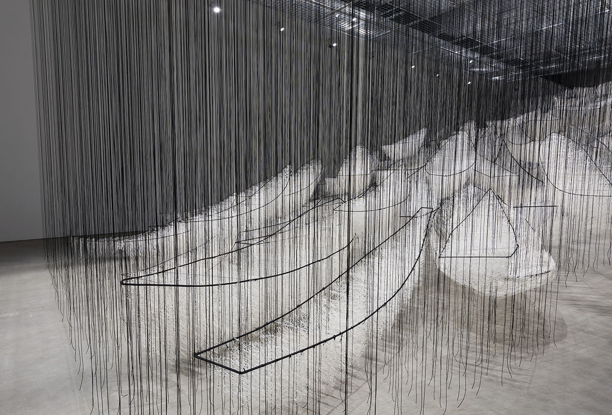 Artist Chiharu Shiota fills exhibition rooms of GOMA with intricately woven black and red threads 