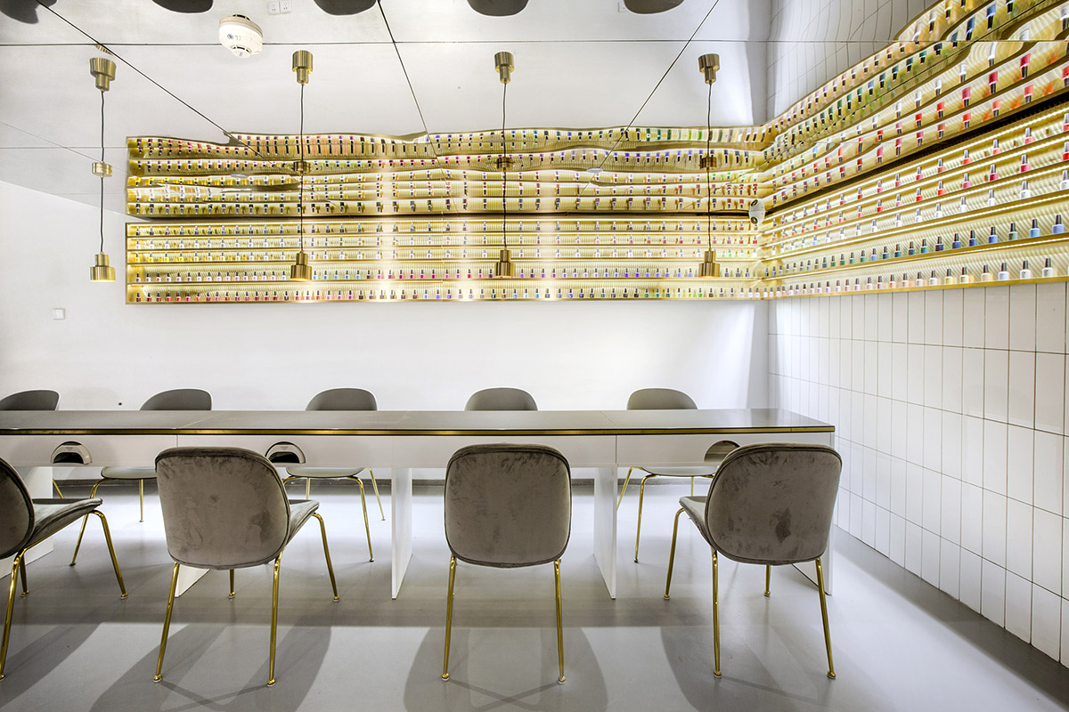 Towodesign uses metallic colors and golden pieces to create a retro atmosphere for this health store