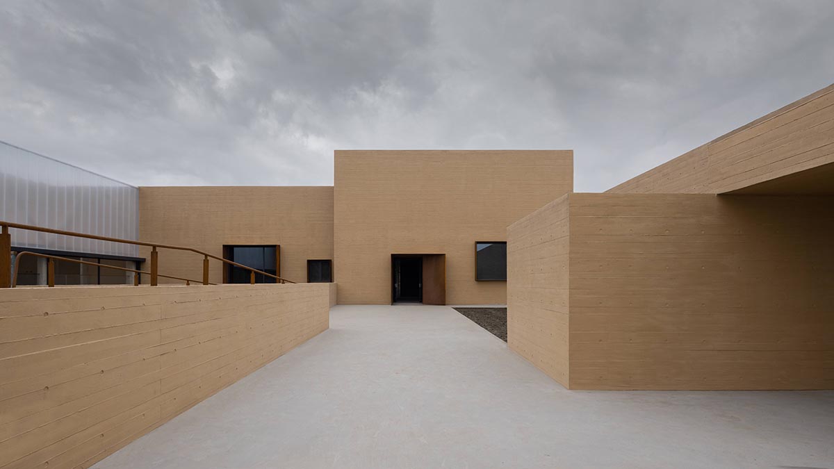 Linear placement of earth-toned walls choreographs a serene hotel by Studio A+ in China 