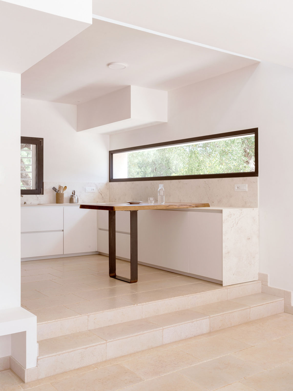 Noname Studio designs townhouse with all-white abstract sculpted volumes among olive trees