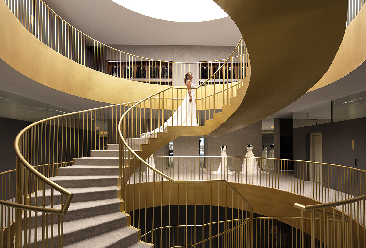 Pablo Muñoz Payá Arquitectos converts old industrial building into bridal store with golden interior
