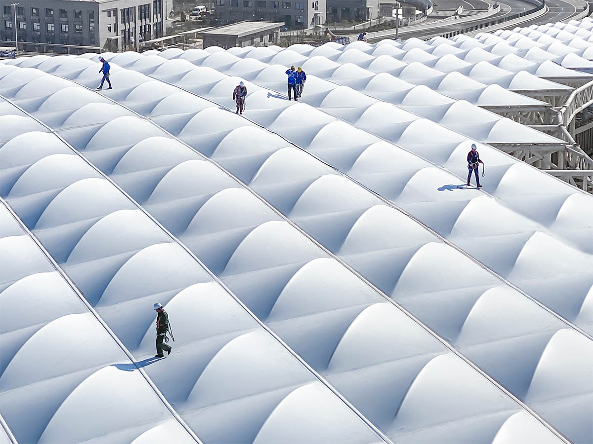 UAD completes sports cultural center with white slender columns in China