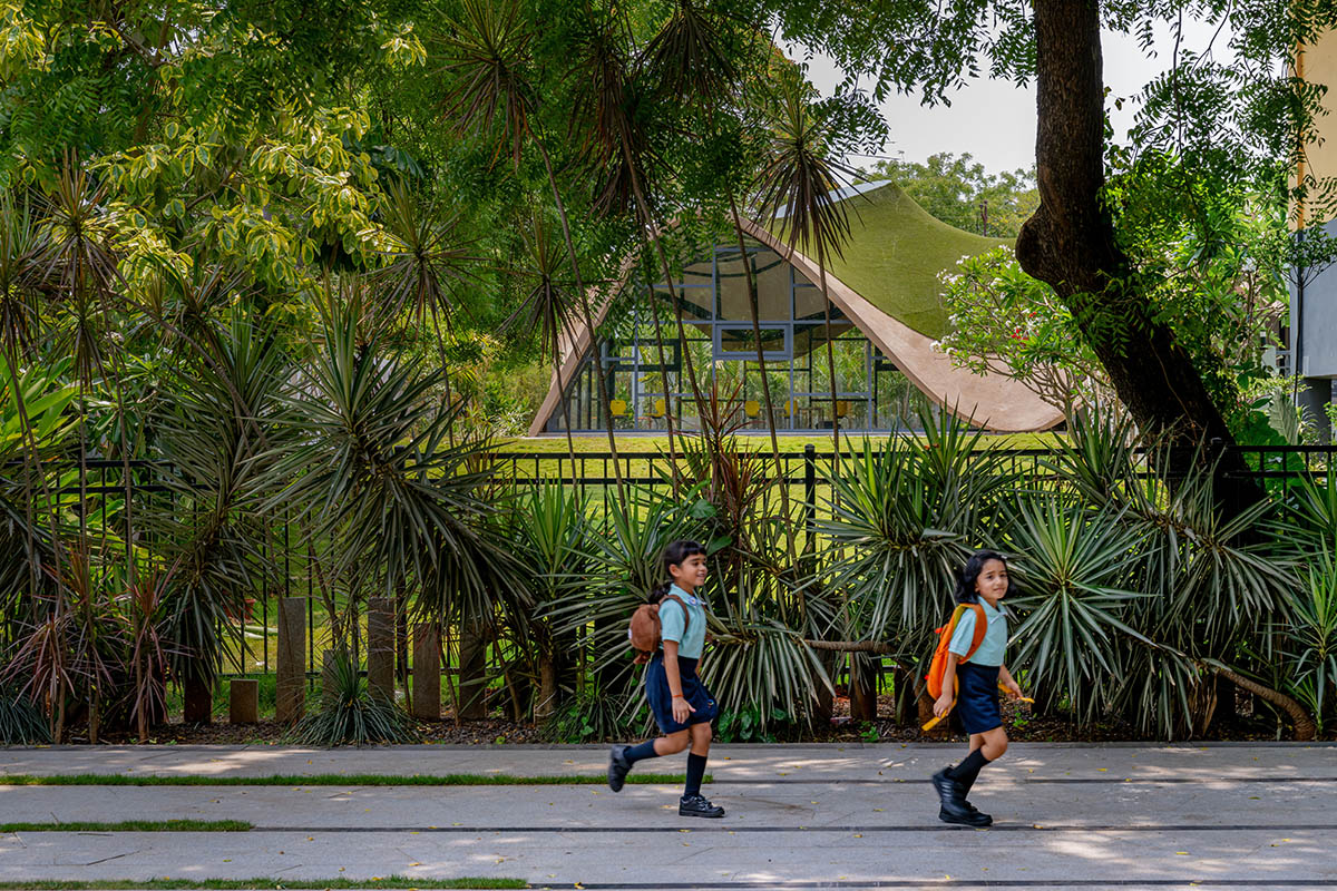 Undulating roof covers Cocoon School for unobstructed space in India 
