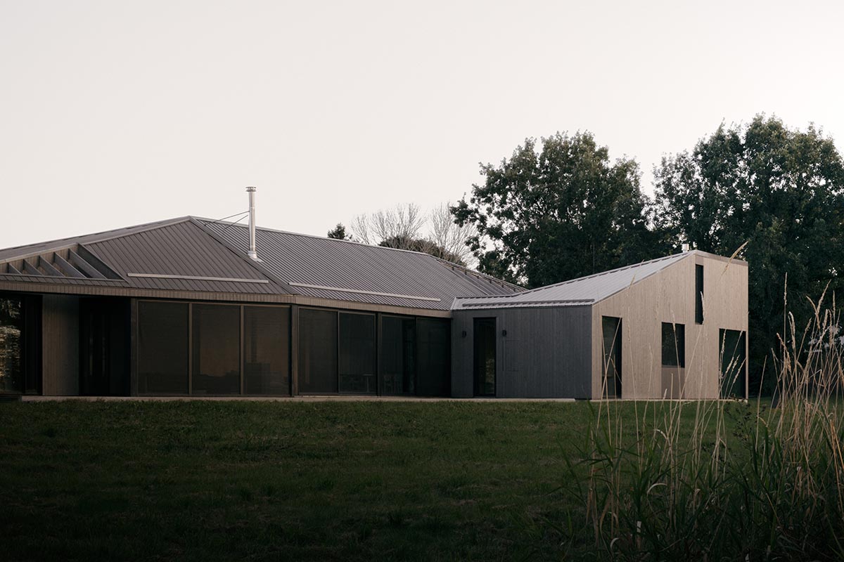 South Bay House portrays its mesmerizing surroundings with spacious windows in Ontario
