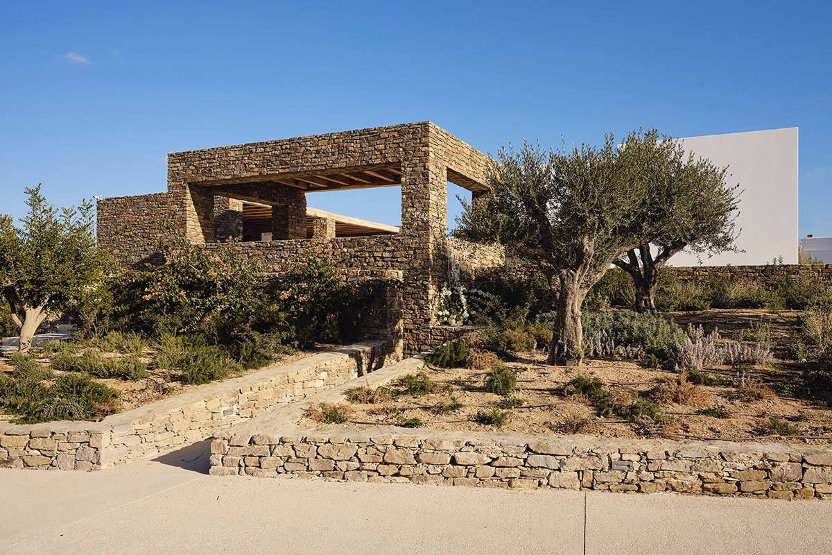 ARP - Architecture Research Practice renovates a decade-old structure with simple geometry